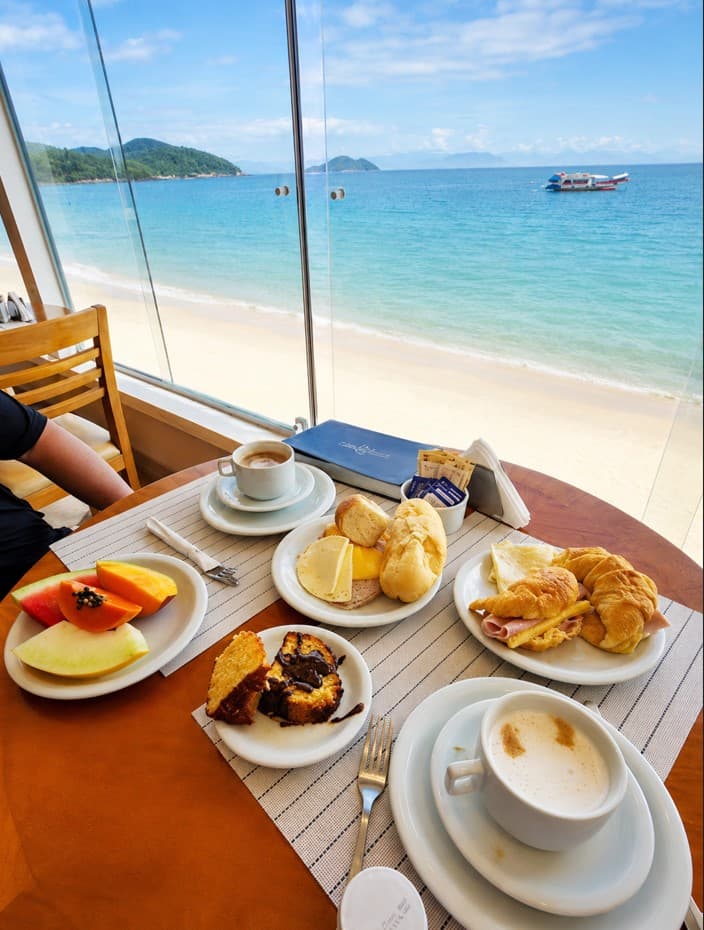 Café da manhã servido com vista para o oceano